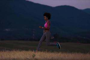 joven afroamericana trotando en la naturaleza foto