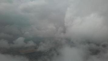 sich schnell bewegende Regenwolken über der britischen Stadt, Zeitrafferaufnahmen video