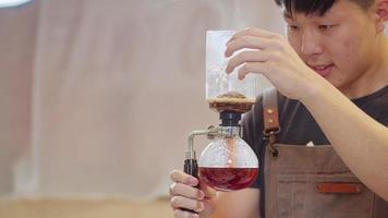 professionelle Baristas, die Kaffee wie eine Siphon-Kaffeemaschine zubereiten. 4k-Zeitlupenvideo Das eingereichte Filmmaterial ist eine Gruppierungsanordnung video