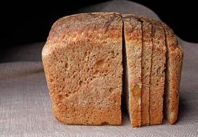 una hogaza de pan cortada sobre un mantel de lino. pan de masa fermentada. foto
