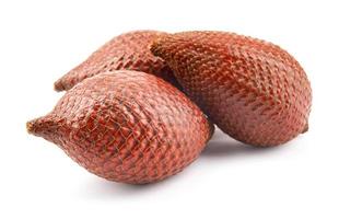 la fruta fresca de serpiente está aislada en un fondo blanco. salacca roja. fruta salak salacca zalacca, fruta de serpiente.
