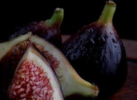 Ripe figs cut into pieces. delicious figs. photo