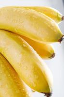 gotas de agua sobre una cáscara de plátano. deliciosos plátanos maduros. foto