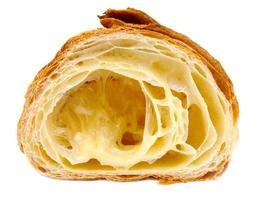 corte de croissant aislado sobre fondo blanco. panadería fresca. foto