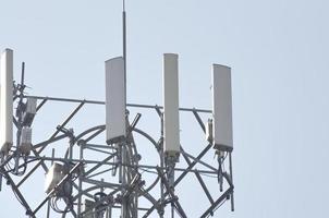 equipos y torres de transmisión sobre fondo de cielo limpio. telecomunicación. foto