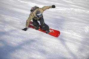 snowboarder de estilo libre salta y monta foto