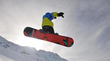 salto extremo del snowboarder foto