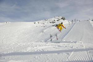 salto extremo del snowboarder foto