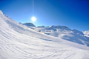 altas montañas bajo la nieve en invierno foto