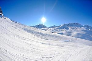 altas montañas bajo la nieve en invierno foto