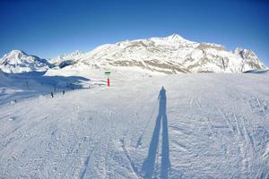 altas montañas bajo la nieve en invierno foto