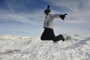 hombre invierno nieve esquí foto