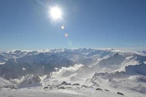 vista panorámica de las montañas de invierno foto