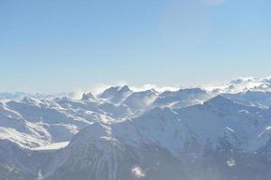 vista panorámica de las montañas de invierno foto