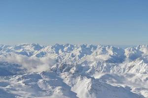 vista panorámica de las montañas de invierno foto