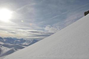 vista panorámica de las montañas de invierno foto