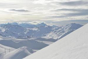 vista panorámica de las montañas de invierno foto