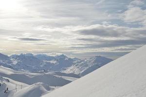 vista panorámica de las montañas de invierno foto