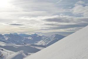 vista panorámica de las montañas de invierno foto