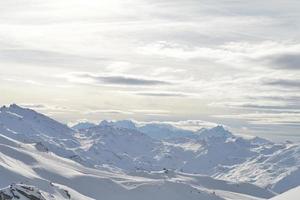 vista panorámica de las montañas de invierno foto