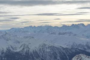 vista panorámica de las montañas de invierno foto