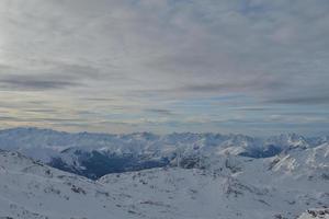 vista panorámica de las montañas de invierno foto