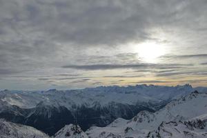 vista panorámica de las montañas de invierno foto