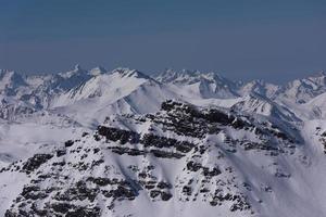 hermoso paisaje de montaña en invierno foto