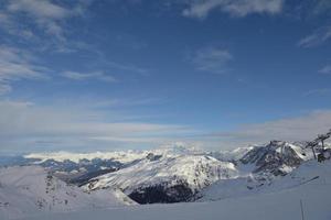 vista panorámica de las montañas de invierno foto