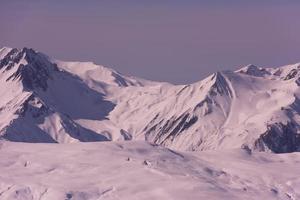 hermoso paisaje de montaña en invierno foto