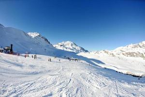 altas montañas bajo la nieve en invierno foto