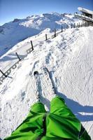 esquiar en nieve fresca en la temporada de invierno en un hermoso día soleado foto