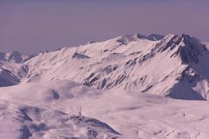 hermoso paisaje de montaña en invierno foto