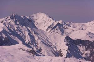 hermoso paisaje de montaña en invierno foto