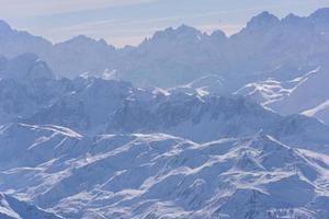 hermoso paisaje de montaña en invierno foto