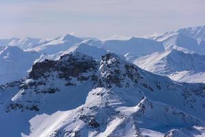 hermoso paisaje de montaña en invierno foto