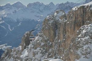 paisaje invernal con cabina de telesilla foto