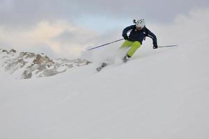 esquiar en nieve fresca en la temporada de invierno en un hermoso día soleado foto