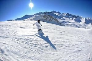 esquiar en nieve fresca en la temporada de invierno en un hermoso día soleado foto