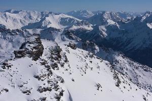 hermoso paisaje de montaña en invierno foto