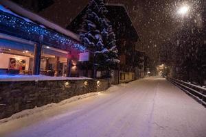calles nevadas del pueblo de montaña alpino foto
