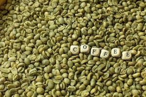Imagen de primer plano crudo de café verde para el contenido de alimentos. foto