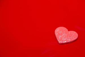corazón rojo sobre un fondo rojo, abstracto. foto