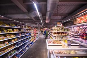 hombre de compras en un supermercado moderno foto