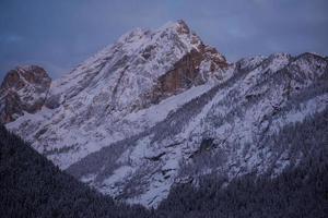 pueblo de montaña en los alpes por la noche foto