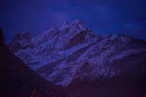 pueblo de montaña en los alpes por la noche foto