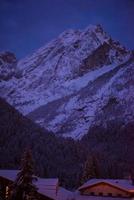 pueblo de montaña en los alpes por la noche foto