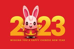 feliz año nuevo chino 2023 tema rojo. conejo feliz de dibujos animados con traje tradicional con soporte de mano de saludo en gran signo de números de color dorado 2023. año del conejo. vector de caracteres del zodiaco conejo