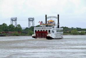 barco de vapor en el río mississippi cerca de nueva orleans foto
