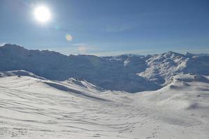 vista panorámica de las montañas de invierno foto